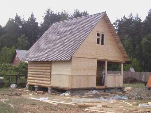 Строительство дома-бани 4х6 с верандой и мансардой под двускатной крышей